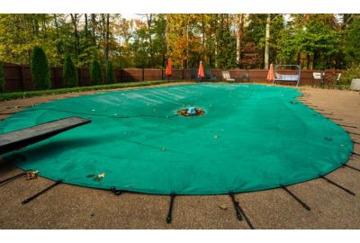 Chiudere la piscina per l’inverno o lasciarla scoperta?