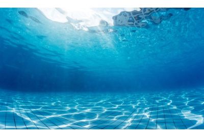 Come trattare l’acqua della piscina senza prodotti chimici?