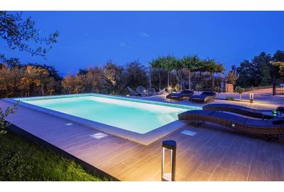 Illuminazione per piscina: idee e suggerimenti