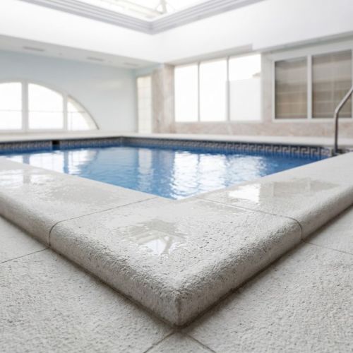 Bordo in pietra per piscina rettangolare bianco