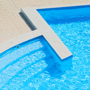 Piscine interrate rettangolari con scala romana